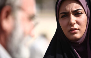 لیندا کیانی با چادر و مقنعه