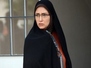 روناک یونسی با چادر و مانتو آجری