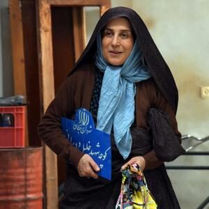 فاطمه معتمد آریا با چادر و روسری آبی