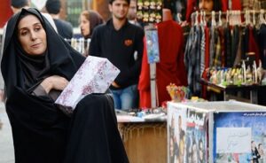 تیپ چادری فاطمه معتمد آریا در حال خریدن کادو