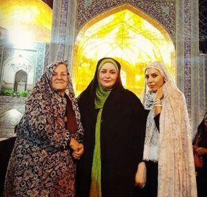 نعیمه نظام دوست با چادر و شال سبز در حرم امام رضا(ع)