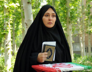 تیپ چادری الهام حمیدی و قرآن و پرچم ایران در دستش